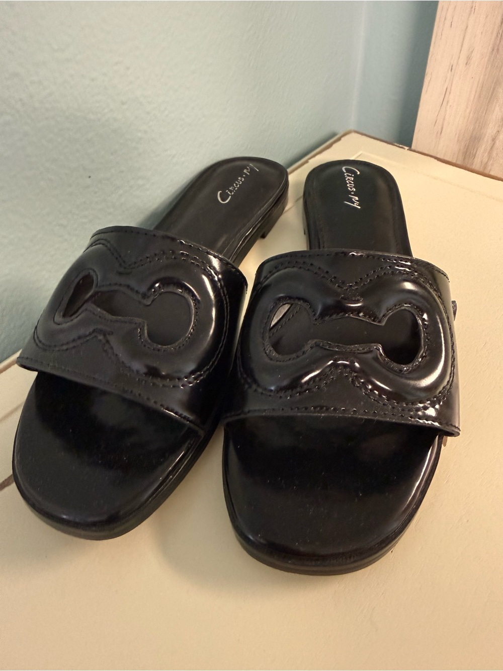 Circus by Sam Edelman Black Patent Logo Slide Sandals Size 6.5 CC logo